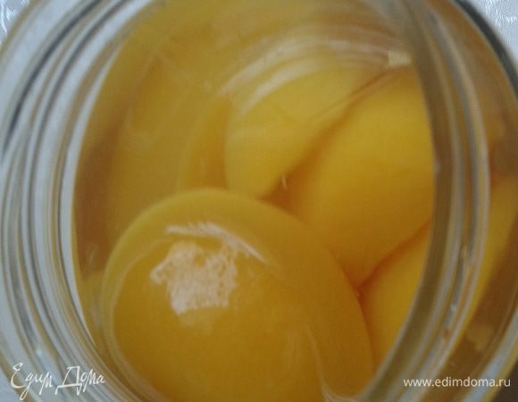 Персики режим, такими же кусочками, как и клубнику.