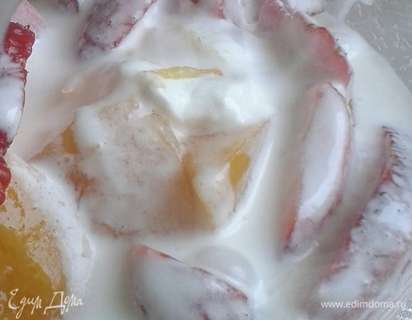 Клубнику с персиками складываем в салатник, (или бокал, как в моем случае) заливаем сорбетто.
Подаем  сразу!