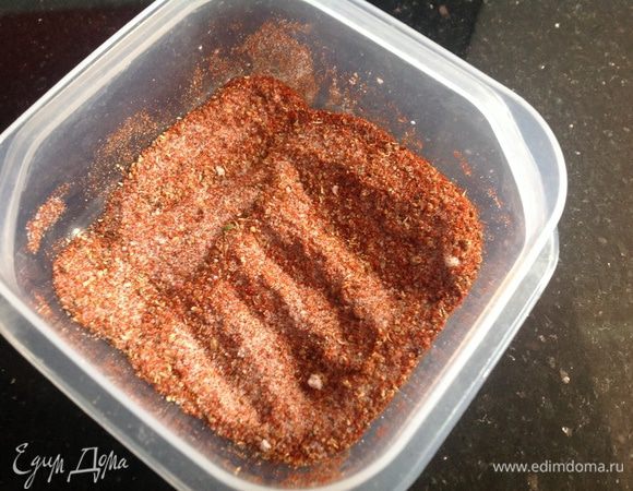 Смешать соль, кориандр, перец и паприку.