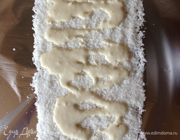 Кокосовую стружку распределим на фольге в виде прямоугольника (у меня получился 30х15). Аккуратно выложим на него шоколадно-творожную массу. Я выкладывала ложкой, распределяя по всей поверхности стружки. Если масса получилась слишком жидкая (как у меня), то дадим ей немного схватиться.