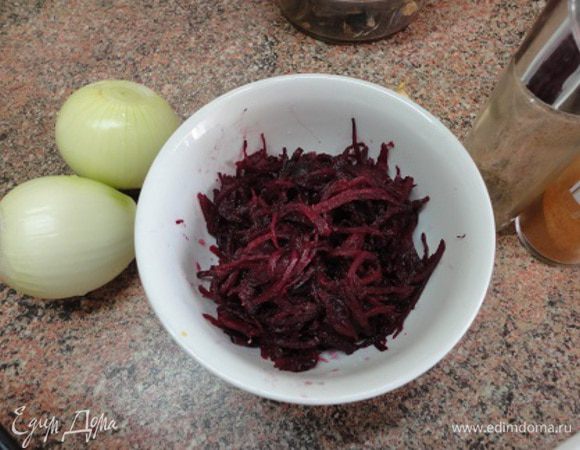 1.	Свеклу натереть на корейской терке, засыпать сахаром, перемешать, отставить.