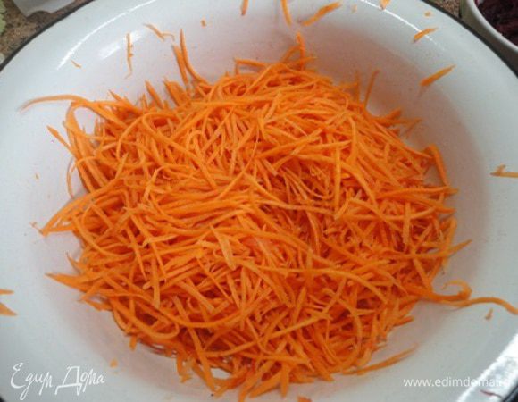2.	Морковь натереть на корейской терке, посыпать половиной соли, перемешать. Отставит.
