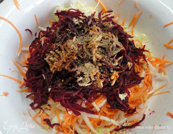 4.	В одну глубокую посуду выложить вместе капусту, морковь (вместе с выделившимся соком) и свеклу, предварительно отжатую от сока. Сверху выложить мелко нарубленный чеснок, специи, соус и уксус. Не перемешивать