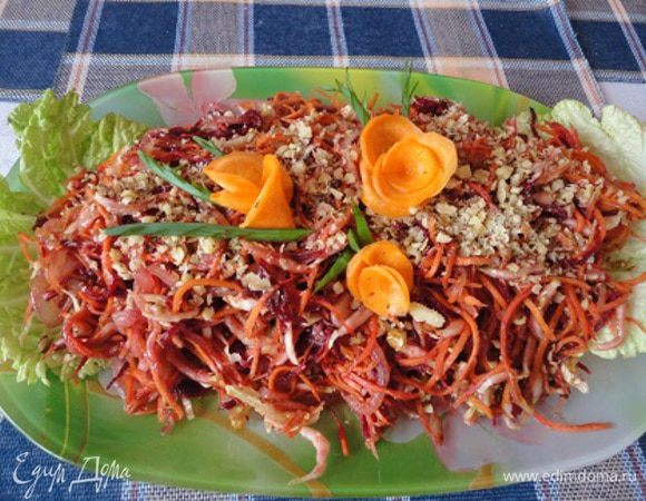 5.	В сковороде разогреть растительное масло и прожарить нарезанный полукольцами лук до золотистого цвета. И сразу же вылить на овощи с пряностями. Добавить рубленые орехи и перемешать. Накрыть крышкой.  Дать настояться как минимум 1 час. 