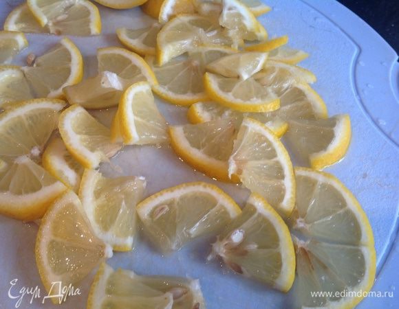 Лимон поерзать кружками и на четвертинки.