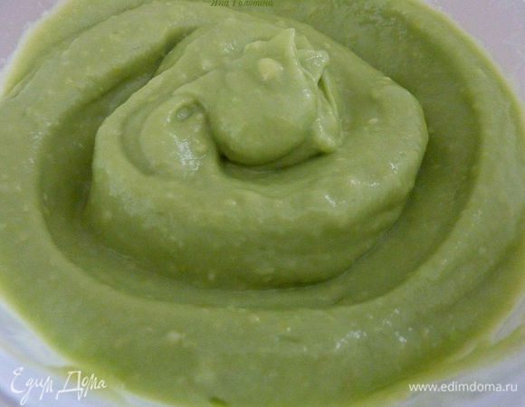 Сначала готовим заправку. Натереть цедру лайма и выжать сок.  Мягкое авокадо перемешать с цедрой лайма и соком, можно это удобно сделать вилкой или  блендером.  