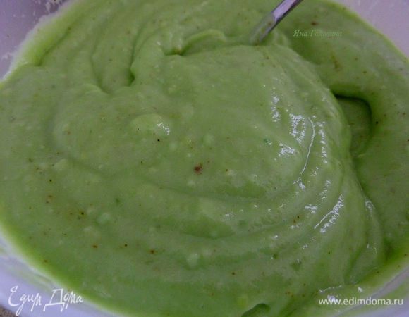 Ввести в авокадо тонкой струйкой масло, но не взбивать чтобы не было горечи, только перемешать. 
 
Посолить по вкусу и добавить паприку. Всё,  заправка готова.