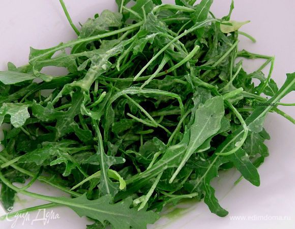 Листья перемешать с нужным количеством заправки, не слишком много, но чтобы все покрылись. 

