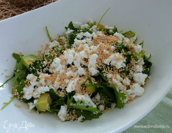Посыпать кинзой и раскрошить сверху фету. 
На сухой сковороде поджарить слегка кунжут и посыпать на салат . 
Подавать сразу. 
