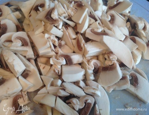 Пока сделаем фарш: шампиньоны порезать и обжарить на растительном масле.