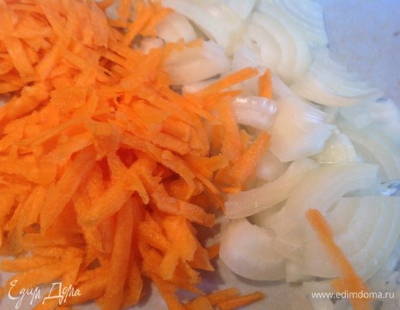 Порезать лук, морковь натереть на крупной терке и жарить вместе с грибами.
