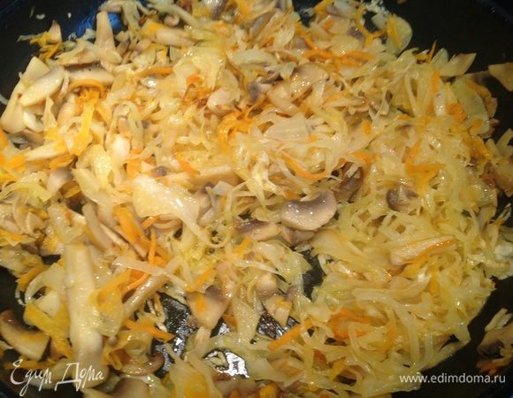 Добавить капусту и тушить до готовности, примерно 10-15 минут.