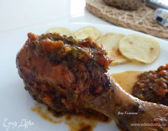 Очень рекомендую попробовать  курицу по рецепту Апрель: 

http://www.edimdoma.ru/retsepty/54115-chempion-kuritsa-v-domashney-priprave

"Чемпион" - курица в домашней приправе - очень вкусно и сочно. Великолепный рецепт и очень вкусные овощи. 