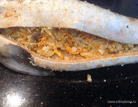 Зафаршировать рыбу и зашить брюшко, или скрепить зубочистками. 