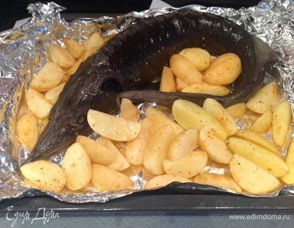 Снять фольгу увеличить температуру до 220 градусов, и запекать до готовности.