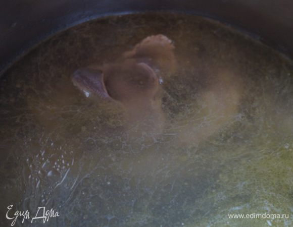 Берем готовый бульон из куриных патрошков. 