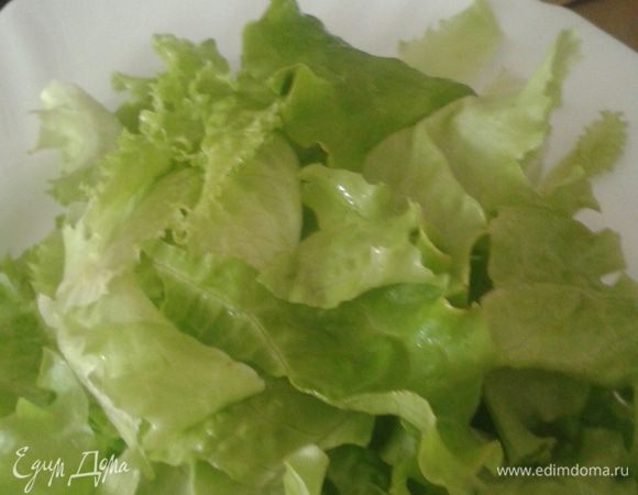 Клубнику помыть, разрезать на четыре части. Лист салата порвать руками. 