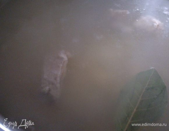 Из говяжьих ребрышек и 3-4 литров воды сварить бульон.