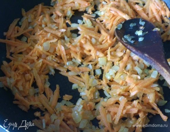 Добавить натертую на средней терке морковь и обжарить 3-4 минуты.