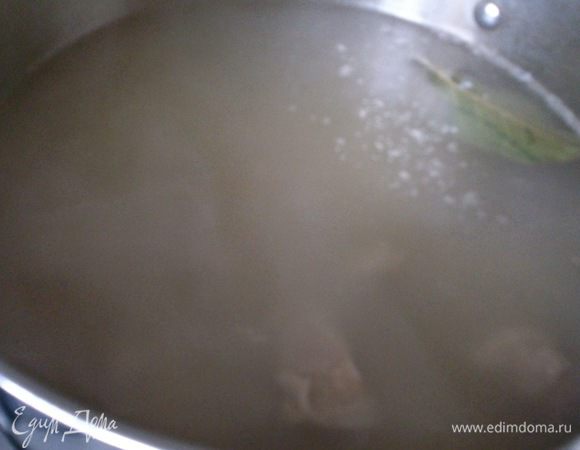 В кипящий бульон добавить порезанный мелкими кубиками картофель, лавровый лист и варить почти до готовности.