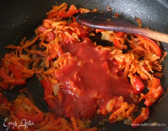 Добавить томатную пасту и потушить 2-3 минуты.
