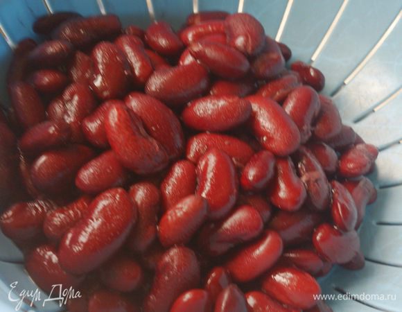 Фасоль процедить, щавель хорошо промыть и порезать только листовую часть полосочками.