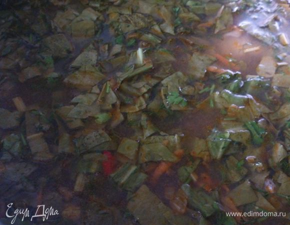 Выложить в кастрюлю фасоль, щавель и зажарку. Прокипятить 3-4 минуты.