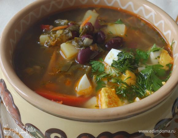 Налить в миску и добавить нарезанное кубиками сваренное вкрутую яйцо и измельченную зелень. Можно по желанию добавить сметанку. Это не только вкусно, но и полезно.