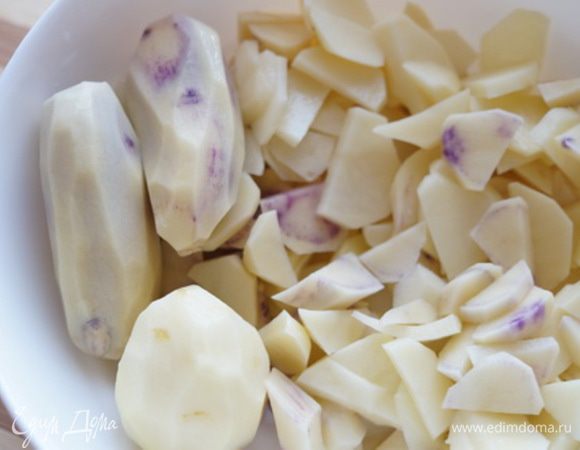 Картофель измельчаем, три-четыре штуки оставляем целым (для заминки), отправляем к бульону варить.