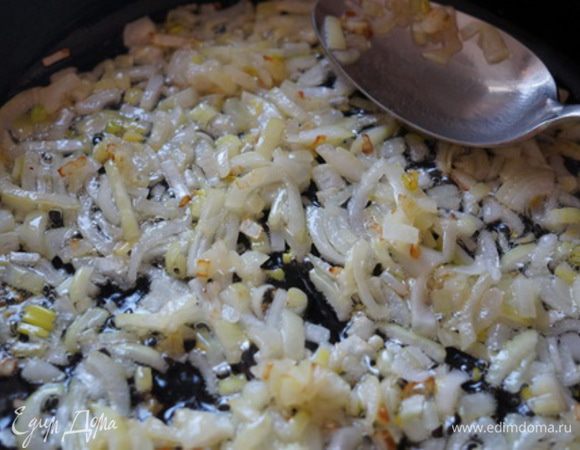 Лук поджариваем до золотистого цвета. 