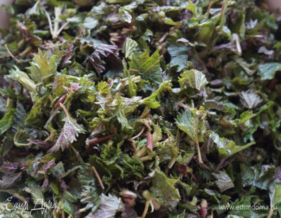 Тем временем перебираем, моем и измельчаем крапиву.