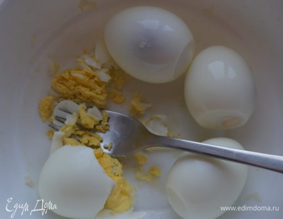 Отвариваем яйца, измельчаем.У меня еще бабушка разминала яйца вилочкой, и я так делаю. 