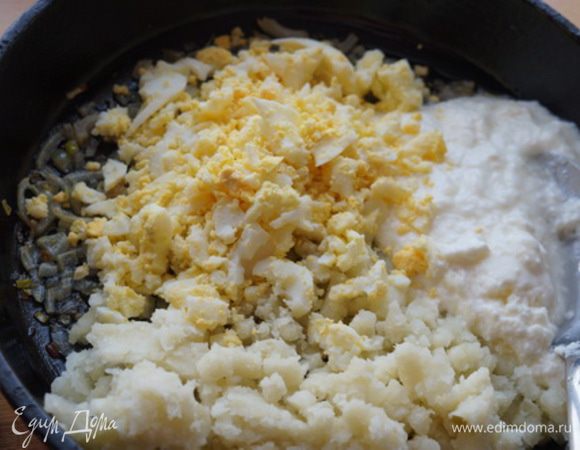 Соединяем  ряжанку, картофельное пюре, сметану и лук. Закладываем в бульон. Солим и добавляем лимонную кислоту по вкусу.