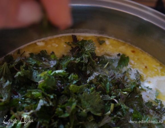 И последней закладываем крапиву, доводим до кипения и снимаем с огня.