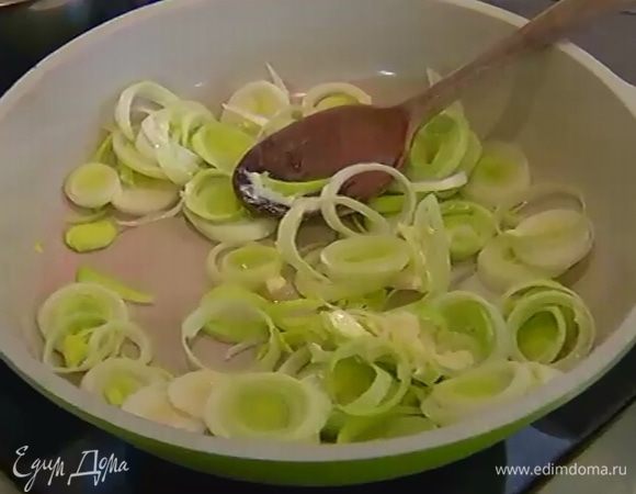 Разогреть в глубокой сковороде сливочное масло и обжарить порей до прозрачности, затем посолить и поперчить.