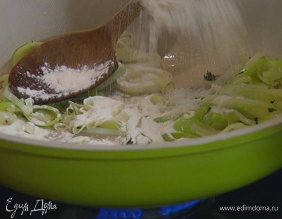 Добавить листья тимьяна и 1 ст. ложку муки, все перемешать.