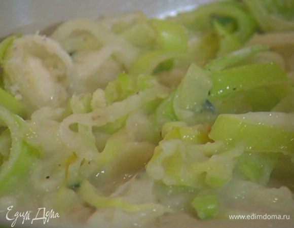 Влить горячий бульон и еще раз перемешать.