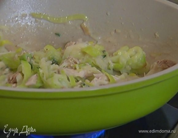 Добавить к порею куриное мясо, все перемешать и немного прогреть.