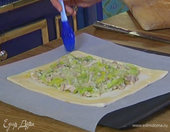 Яйцо слегка взбить и смазать свободные края теста.