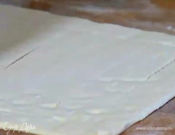 Второй пласт теста раскатать так же, как и первый, в тех же местах прорезать ножом, но немного глубже. Внутреннюю часть теста надрезать тонкими полосками, так чтобы получилась решетка, но тесто при этом не развалилось на части.