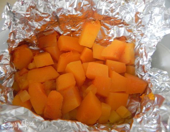 Тыкву нарезать на кубики, завернуть в фольгу и запечь в духовке до мягкости.