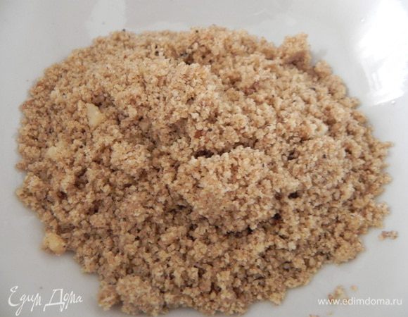 В блендере измельчите грецкие орехи, сухари, сахар, гвоздику и мускатный орех. Должна получиться вот такая крошка, напоминающая песочную. Отложите.