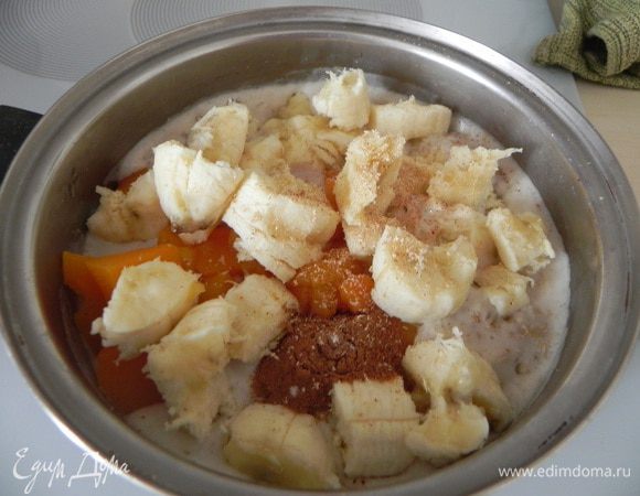 Затем в готовую кашу добавьте запеченную тыкву, банан, щепотку соли, корицу и мед по желанию.