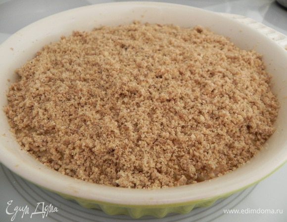 Перелейте эту массу в смазанную маслом форму для запекания (у меня 20 см), сверху посыпьте ореховой крошкой. И поставьте в разогретую до 180°C духовку на 25-30 минут, до золотистого цвета.