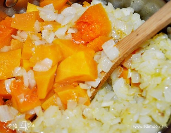 Тем временем очистить и мелко нарезать лук, имбирь и чеснок.
В глубокой сковороде разогреть оливковое масло и потушить пряные овощи на слабом огне, помешивая до прозрачности лука, добавить их в суп и варить всё вместе 5 минут.