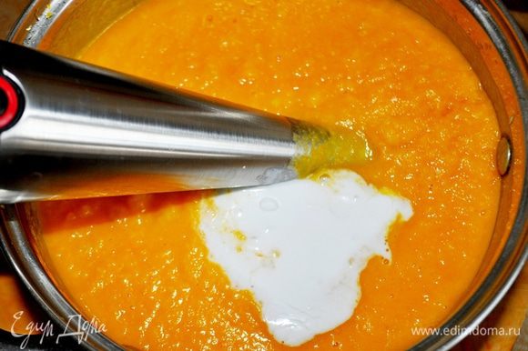 Взбить суп прямо в кастрюле погружным блендером. Добавить кокосовое молоко, соевый соус, специи и снова взбить.