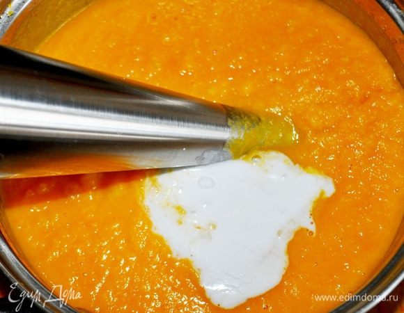 Взбить суп прямо в кастрюле погружным блендером.

Добавить кокосовое молоко, соевый соус, специи и снова взбить.