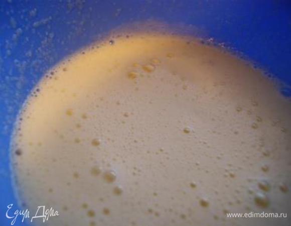 Яйца слегка взбить с сахаром.