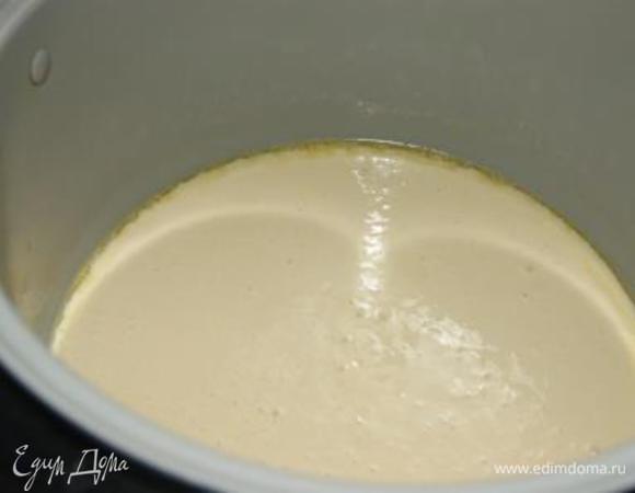 Чашу мультиварки смазать сливочным маслом, включить режим"Мультиповар" (120 гр.) выложить тесто.