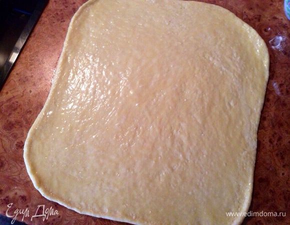 Тесто раскатать в прямоугольник, хорошо смазать растопленным сливочным маслом.